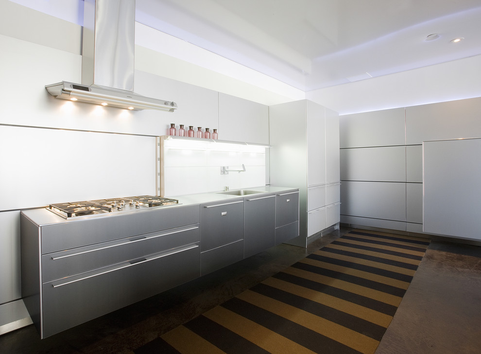 На фото: кухня в современном стиле с монолитной мойкой, плоскими фасадами и серыми фасадами