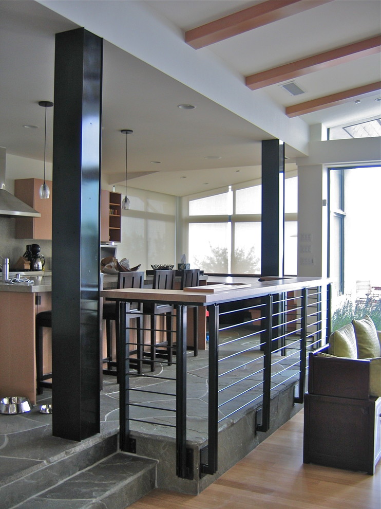 ロサンゼルスにあるコンテンポラリースタイルのおしゃれなキッチン (フラットパネル扉のキャビネット、淡色木目調キャビネット) の写真