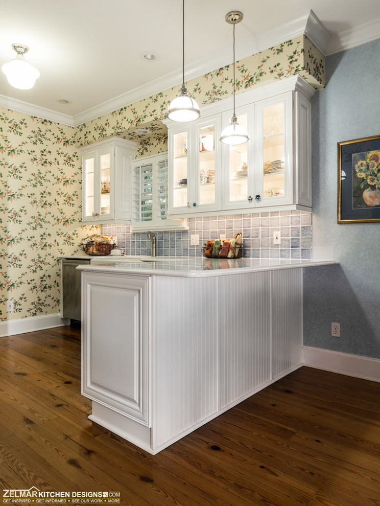 Inredning av ett lantligt litet kök, med luckor med upphöjd panel, vita skåp, bänkskiva i kvarts, en rustik diskho, rostfria vitvaror, mellanmörkt trägolv och en halv köksö