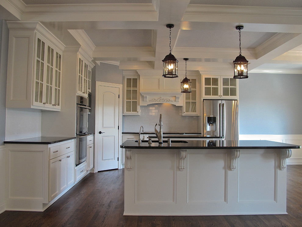 Inspiration for a timeless kitchen remodel in Milwaukee