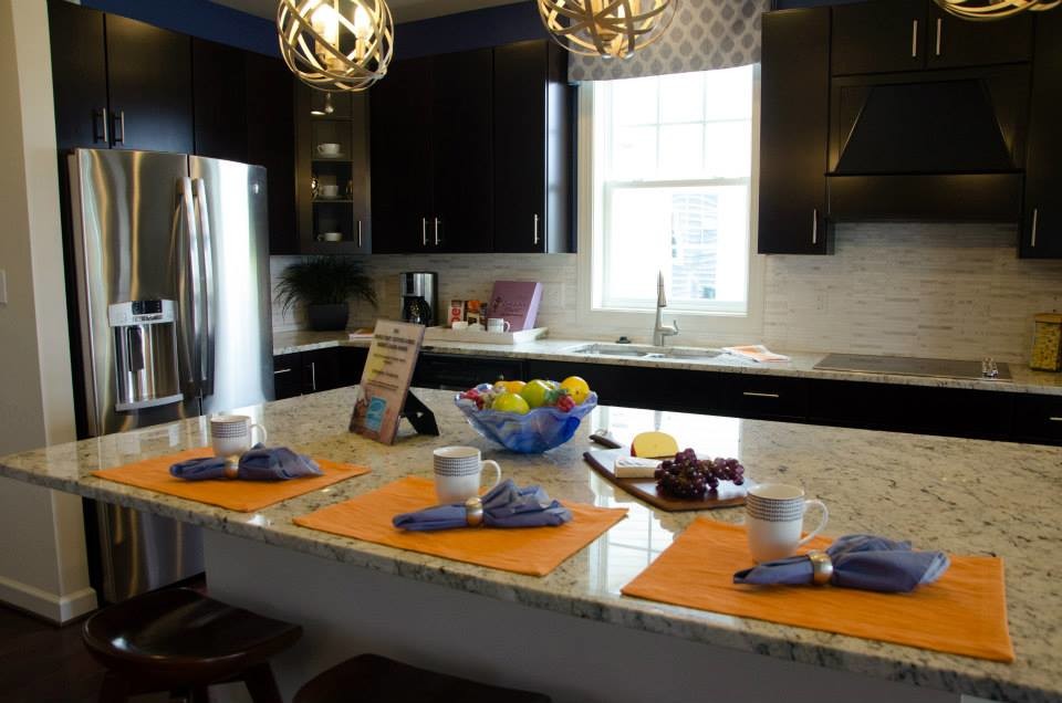 Offene Moderne Küche mit dunklen Holzschränken, Granit-Arbeitsplatte, Küchenrückwand in Beige, Küchengeräten aus Edelstahl, dunklem Holzboden und Kücheninsel in Washington, D.C.