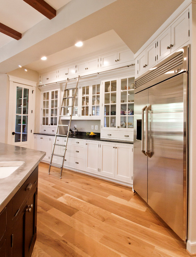 Foto de cocina tradicional con encimera de acero inoxidable, puertas de armario blancas y electrodomésticos de acero inoxidable