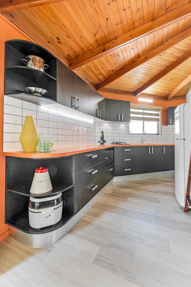 Idéer för ett avskilt, litet modernt orange linjärt kök, med en integrerad diskho, bänkskiva i koppar, gult stänkskydd och stänkskydd i tunnelbanekakel