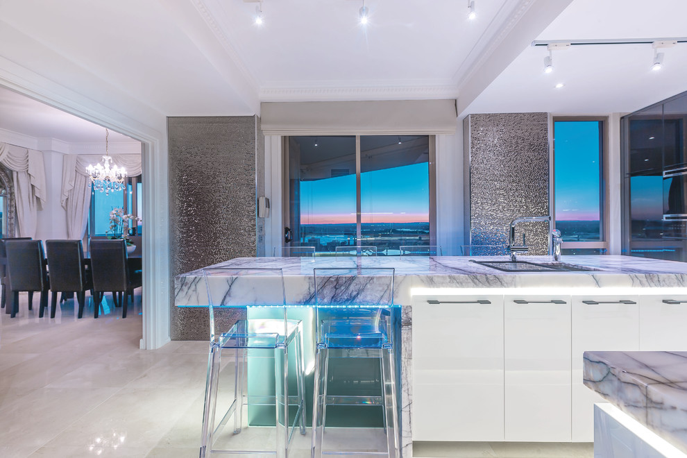 Idee per una cucina minimal di medie dimensioni con lavello sottopiano, ante di vetro, ante nere, top in marmo, paraspruzzi a specchio, elettrodomestici neri e pavimento in gres porcellanato