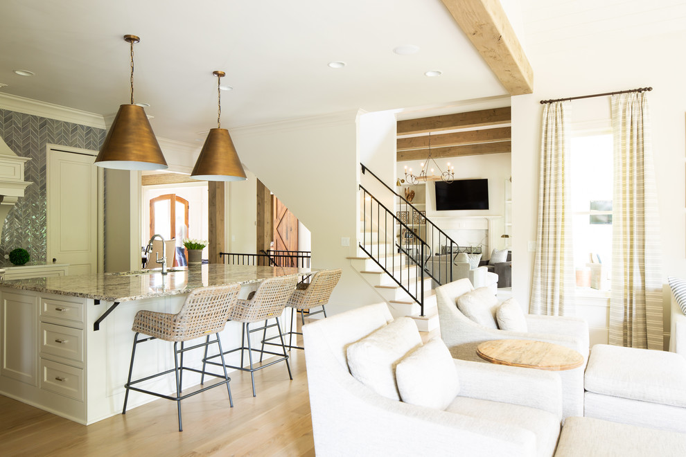 Idee per una cucina country con lavello sottopiano, ante con riquadro incassato, ante bianche, paraspruzzi grigio, paraspruzzi con piastrelle a mosaico, elettrodomestici in acciaio inossidabile, pavimento in legno massello medio, pavimento marrone e top beige