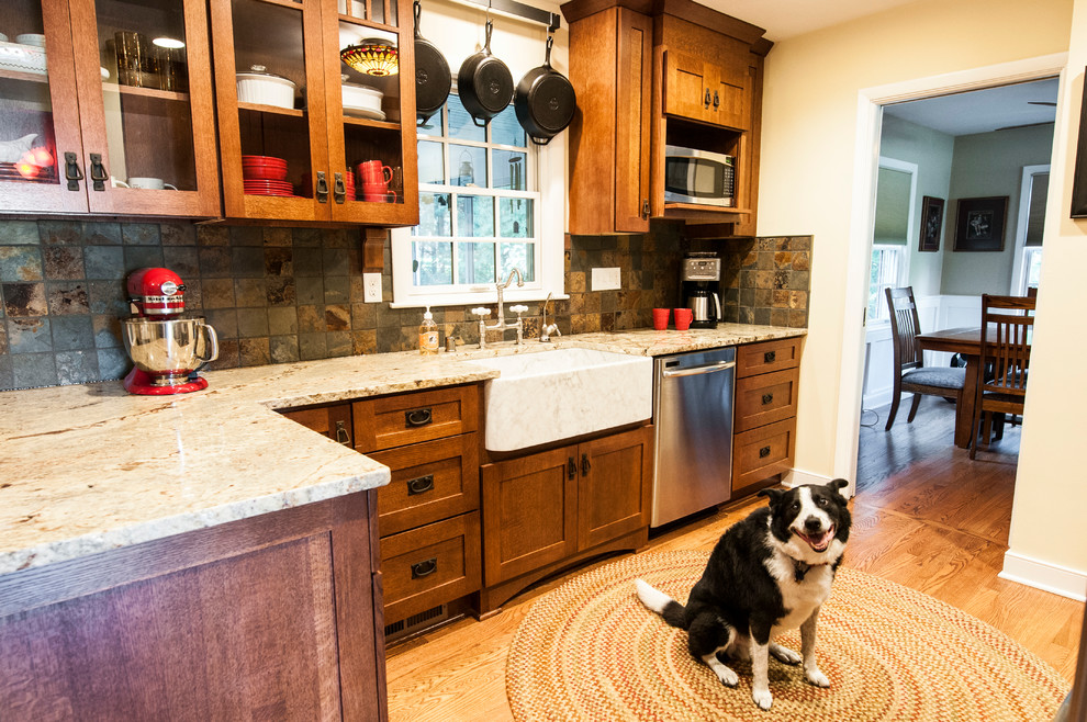 Foto på ett litet amerikanskt kök, med en rustik diskho, skåp i shakerstil, skåp i mellenmörkt trä, granitbänkskiva, grönt stänkskydd, stänkskydd i stenkakel, rostfria vitvaror, mellanmörkt trägolv och en halv köksö