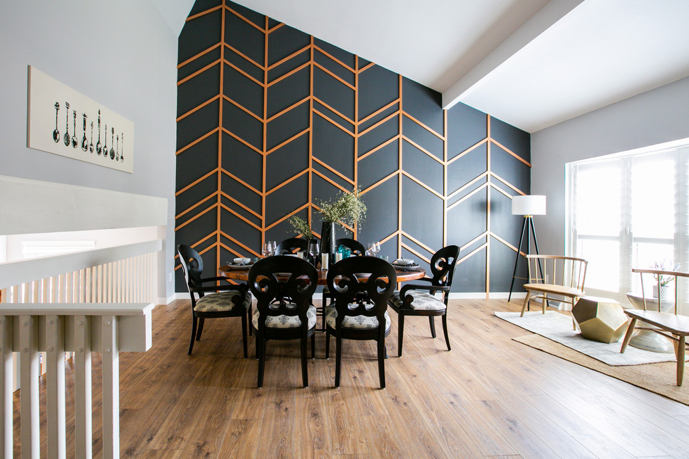 Inspiration pour une salle à manger ouverte sur la cuisine traditionnelle de taille moyenne avec un sol en vinyl et un sol marron.