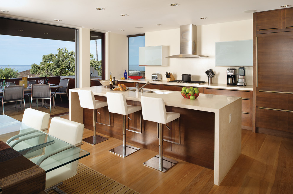 Источник вдохновения для домашнего уюта: параллельная кухня в современном стиле с обеденным столом, плоскими фасадами, темными деревянными фасадами и техникой под мебельный фасад