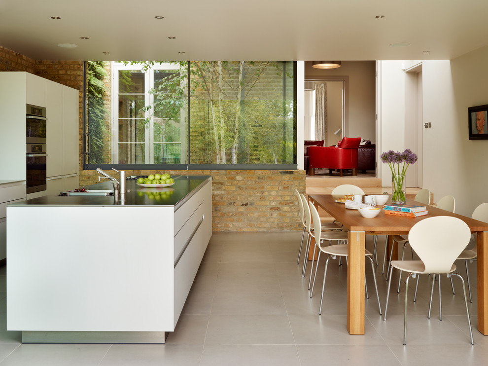 Moderne Küche mit Kücheninsel in Cheshire