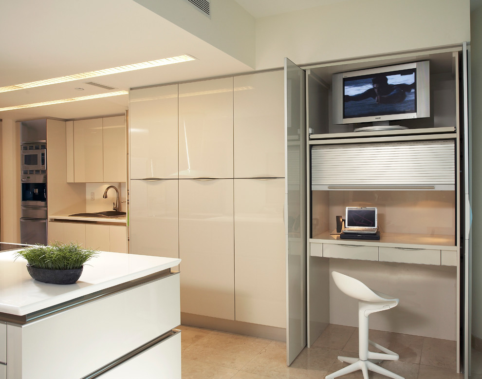 Источник вдохновения для домашнего уюта: глянцевая кухня в стиле модернизм с плоскими фасадами и телевизором