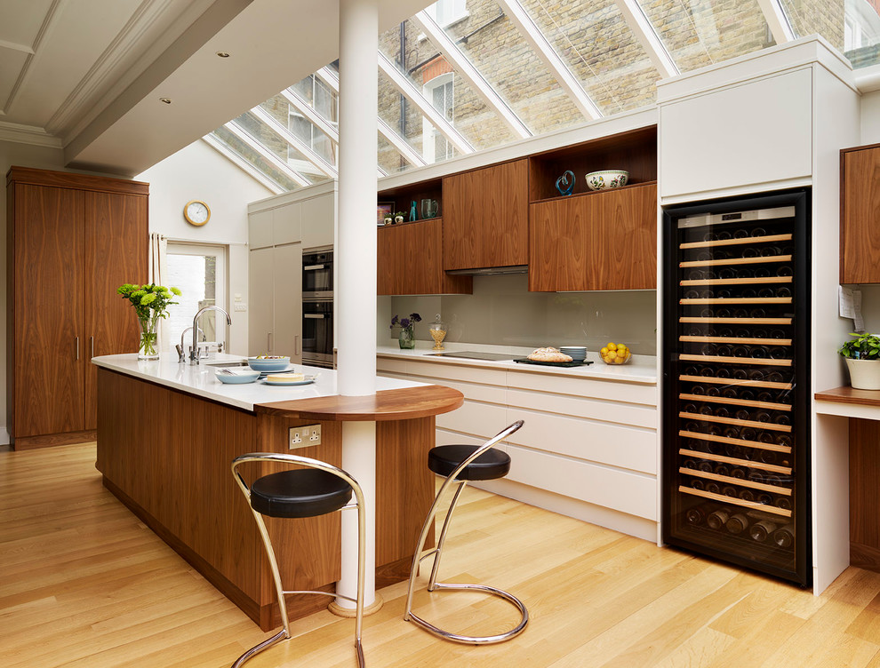 Esempio di un'ampia cucina design con ante lisce, top in quarzite, paraspruzzi grigio, paraspruzzi con lastra di vetro e elettrodomestici neri