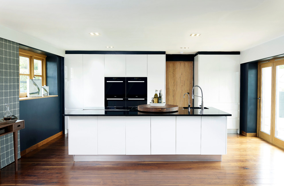 Minimalist sleek luxury kitchen Contemporary Kitchen Kent by Mounts Hill Woodcraft