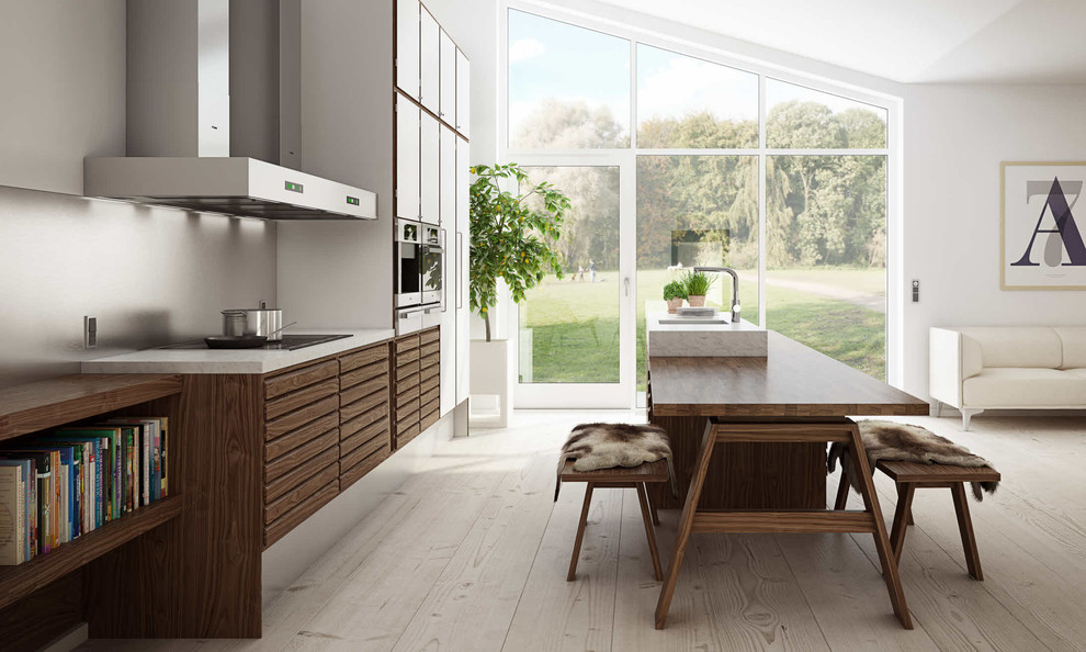 Свежая идея для дизайна: кухня в скандинавском стиле с светлым паркетным полом - отличное фото интерьера