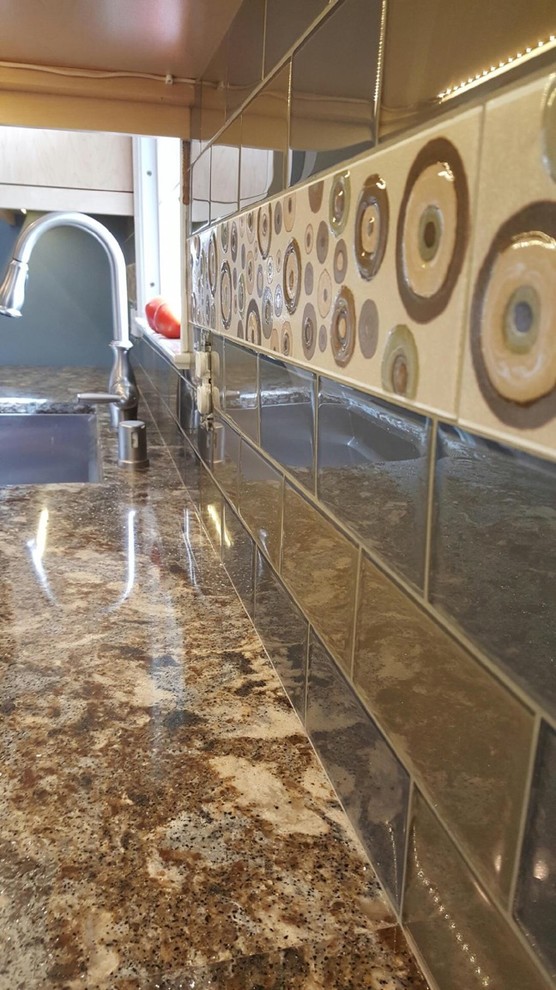 Stilmix Küche mit Waschbecken, Granit-Arbeitsplatte, Küchenrückwand in Grau und Rückwand aus Metrofliesen in Minneapolis