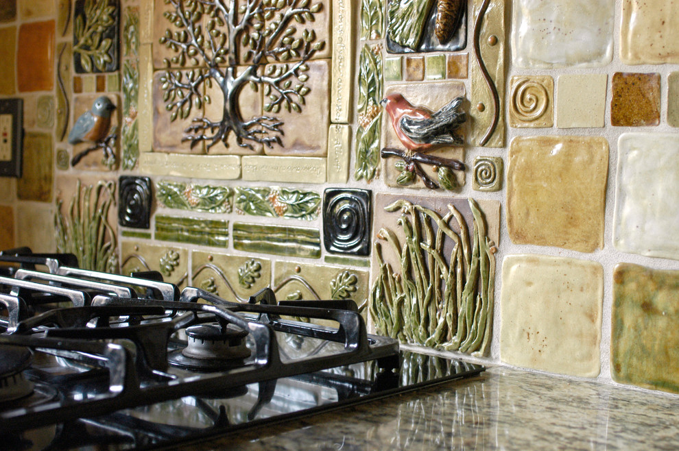 Immagine di una grande cucina mediterranea con lavello a doppia vasca, ante in stile shaker, ante in legno scuro, paraspruzzi multicolore, paraspruzzi con piastrelle in ceramica, elettrodomestici in acciaio inossidabile e pavimento in legno massello medio