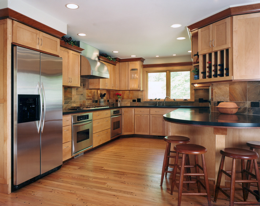 Kitchen - traditional kitchen idea in Minneapolis with stainless steel appliances