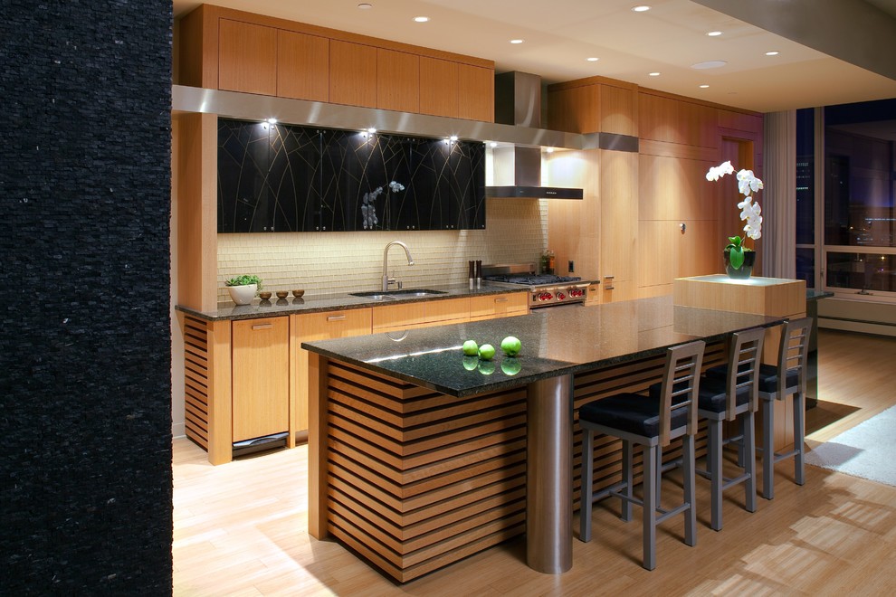 Moderne Wohnküche mit hellen Holzschränken, Granit-Arbeitsplatte, Küchengeräten aus Edelstahl, Bambusparkett und Kücheninsel in Minneapolis