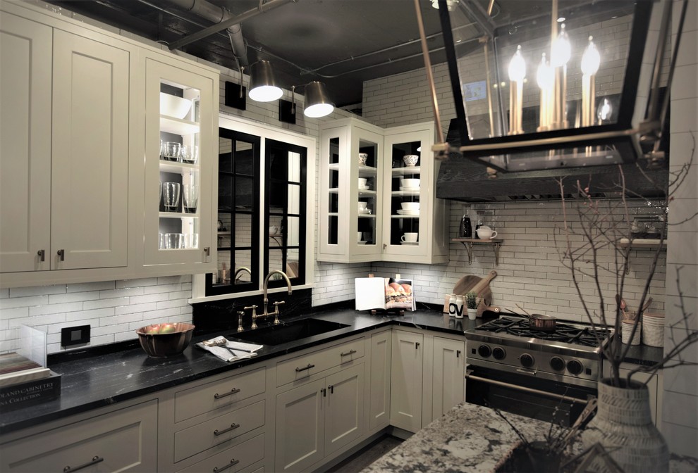 Idéer för att renovera ett lantligt kök, med vita skåp, granitbänkskiva, vitt stänkskydd, vinylgolv och en köksö