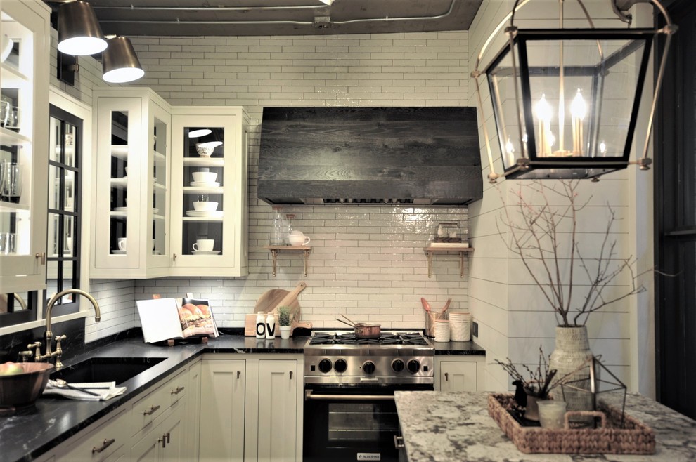 Inspiration för lantliga kök, med granitbänkskiva, vitt stänkskydd, vinylgolv och en köksö