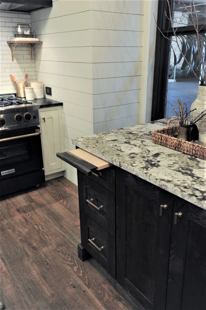 Exempel på ett lantligt kök, med vita skåp, granitbänkskiva, vitt stänkskydd, vinylgolv och en köksö