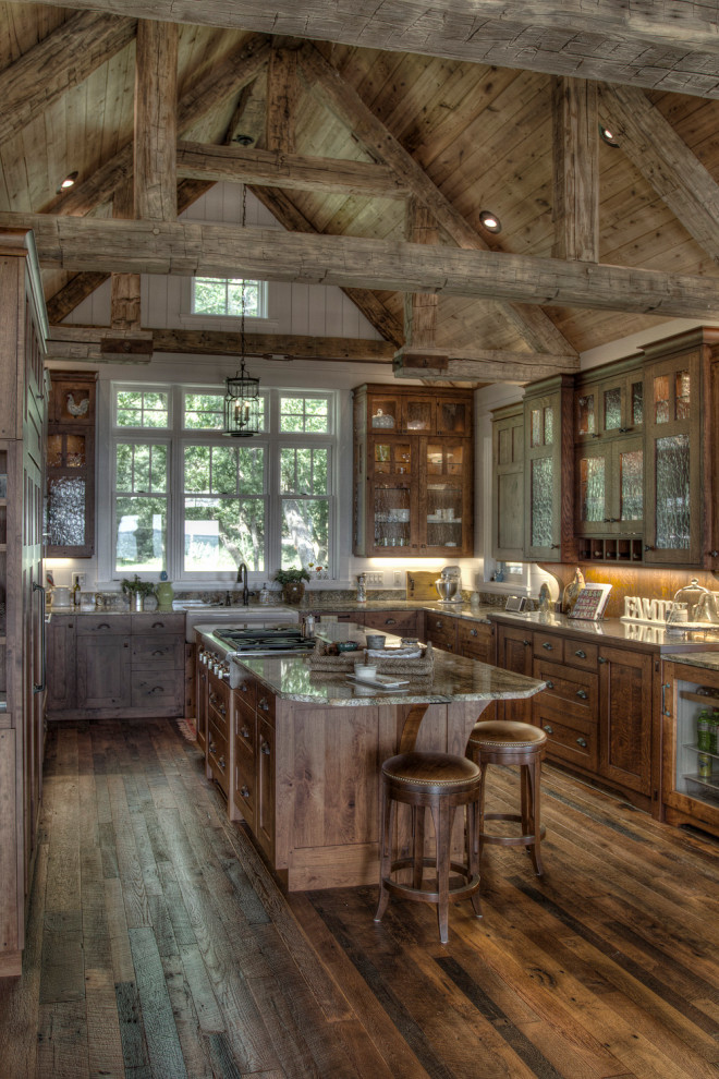Ispirazione per una cucina stile rurale con lavello stile country, ante di vetro, ante in legno scuro e pavimento in legno massello medio