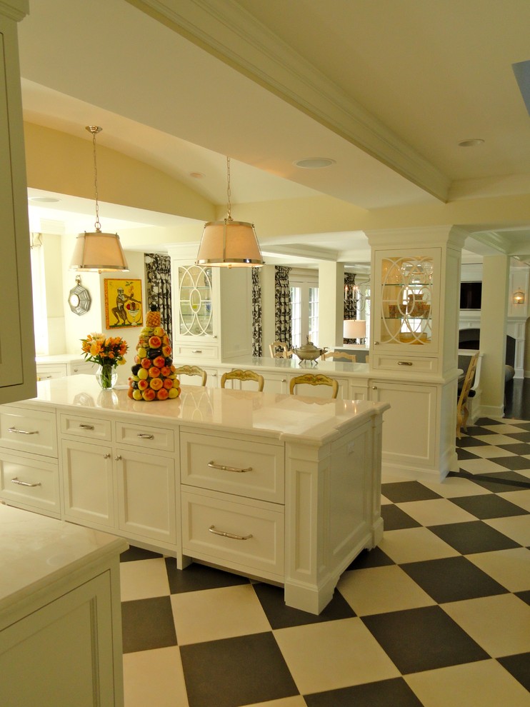 На фото: кухня в классическом стиле с стеклянными фасадами и черно-белыми фасадами с
