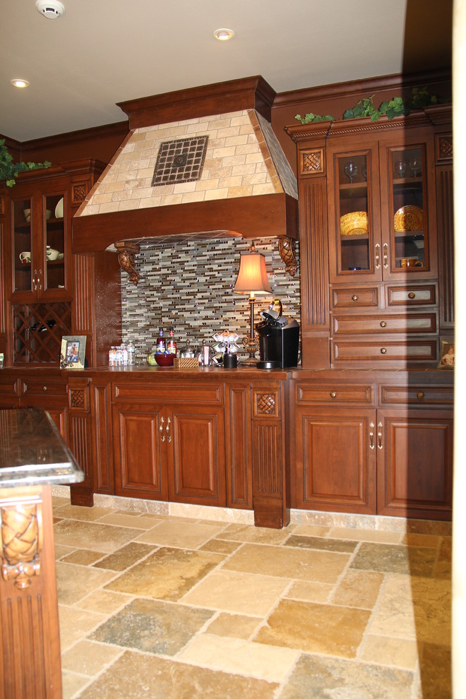 Esempio di una cucina chic con ante con bugna sagomata, ante in legno bruno, top in granito, paraspruzzi multicolore, paraspruzzi con piastrelle a listelli e pavimento in travertino