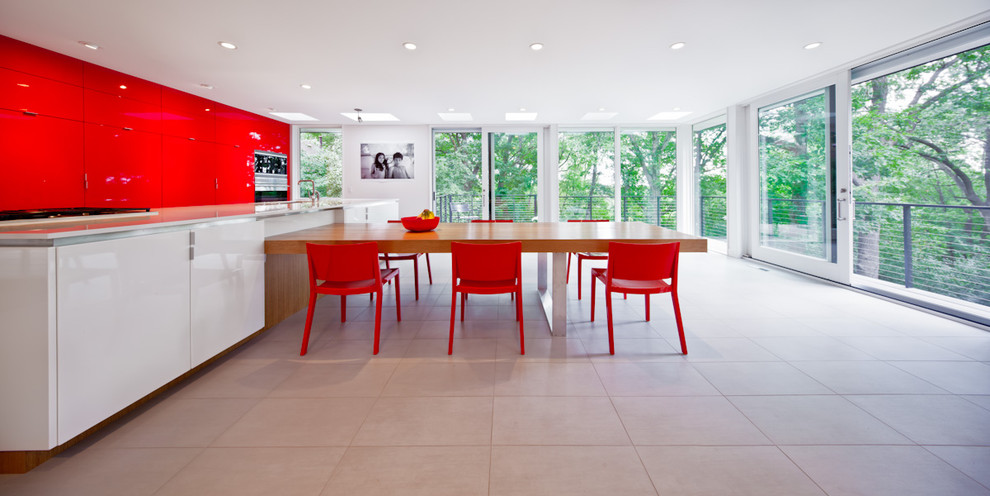 Foto de cocina comedor minimalista con armarios con paneles lisos y puertas de armario rojas