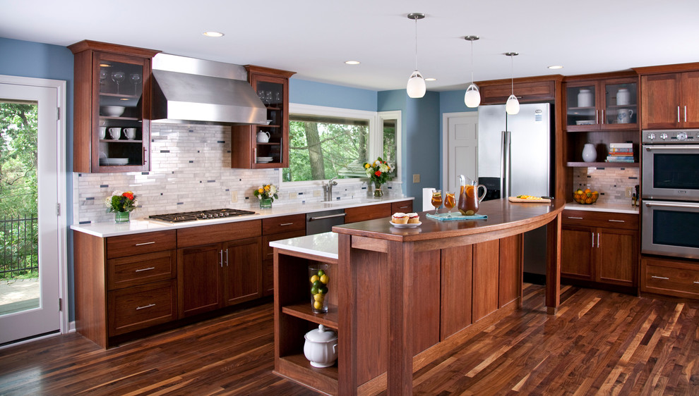 Exemple d'une cuisine tendance en bois foncé avec un électroménager en acier inoxydable, un plan de travail en bois et un placard à porte shaker.