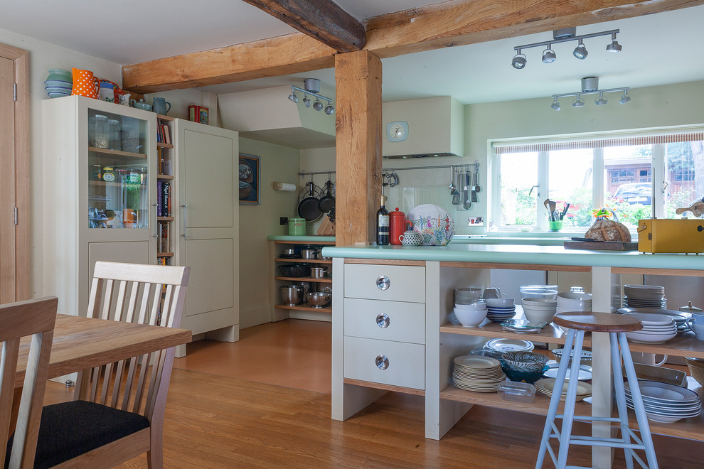 Esempio di una cucina bohémian di medie dimensioni con ante lisce, ante bianche, top in laminato, elettrodomestici in acciaio inossidabile, pavimento arancione e top verde