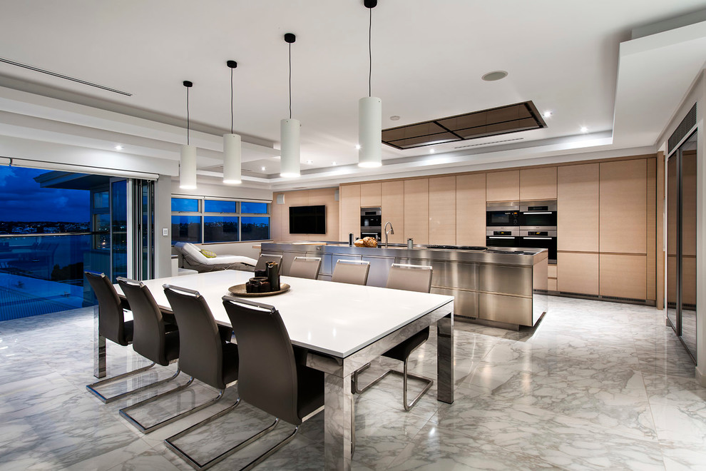 Offene Moderne Küche mit flächenbündigen Schrankfronten, hellen Holzschränken, Küchengeräten aus Edelstahl und Marmorboden in Perth