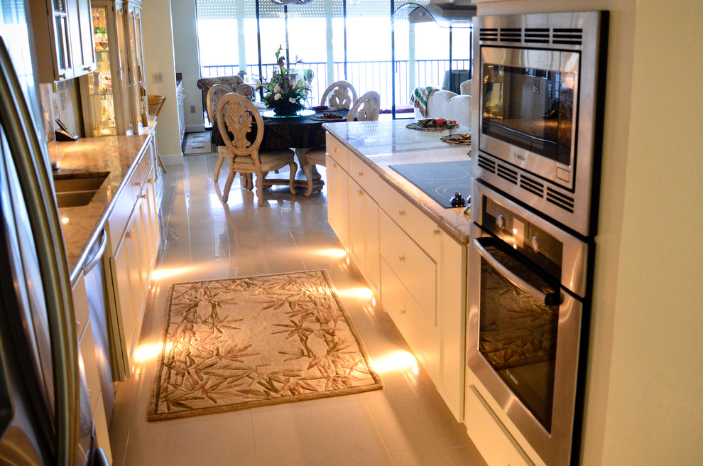 Eat-in kitchen - modern eat-in kitchen idea in Orlando with stainless steel appliances