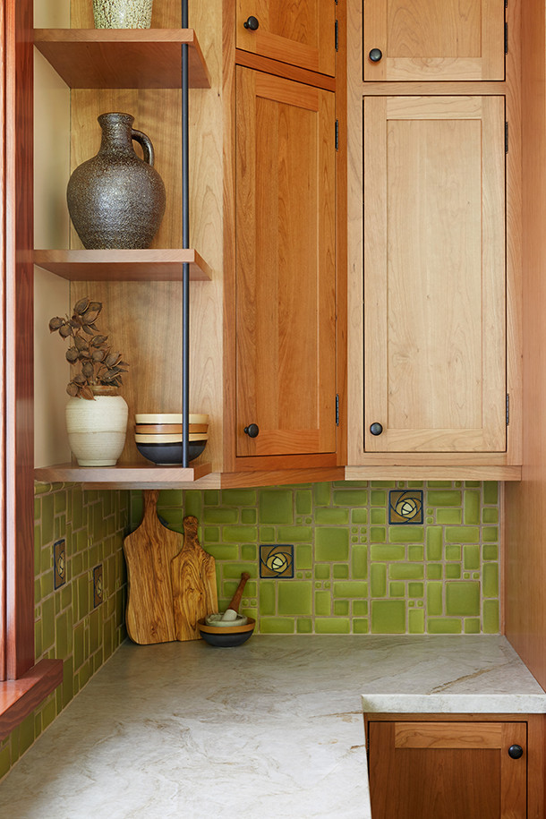 Esempio di una cucina stile americano con lavello stile country, ante in stile shaker, ante in legno scuro, paraspruzzi verde e elettrodomestici in acciaio inossidabile