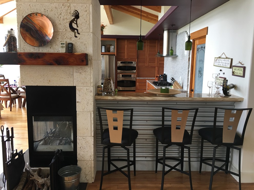 Esempio di una cucina contemporanea di medie dimensioni con ante lisce, ante in legno scuro, elettrodomestici in acciaio inossidabile, parquet chiaro, penisola e pavimento beige