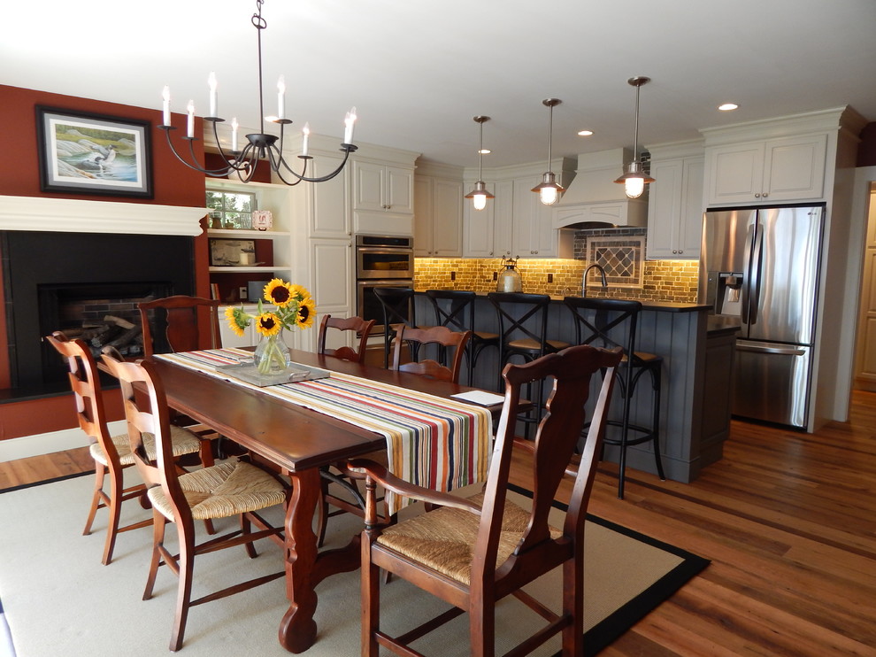 Offene, Große Klassische Küche in L-Form mit Landhausspüle, profilierten Schrankfronten, weißen Schränken, Granit-Arbeitsplatte, Küchengeräten aus Edelstahl, braunem Holzboden und Kücheninsel in Boston