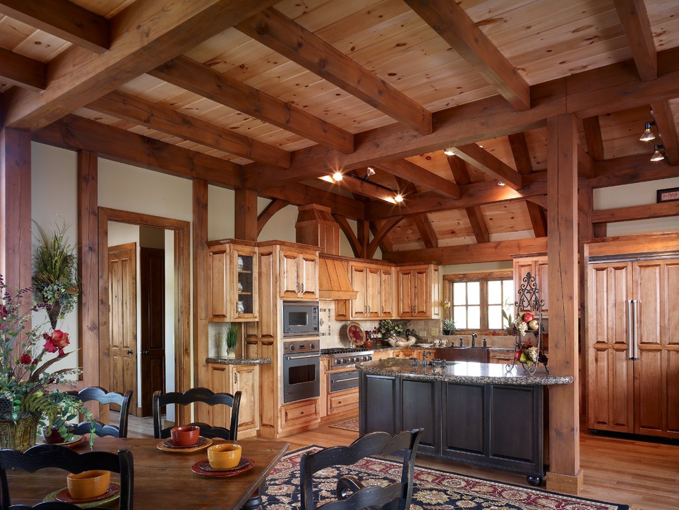 Rustikale Wohnküche mit profilierten Schrankfronten, hellen Holzschränken, Granit-Arbeitsplatte, hellem Holzboden und Kücheninsel in Charlotte