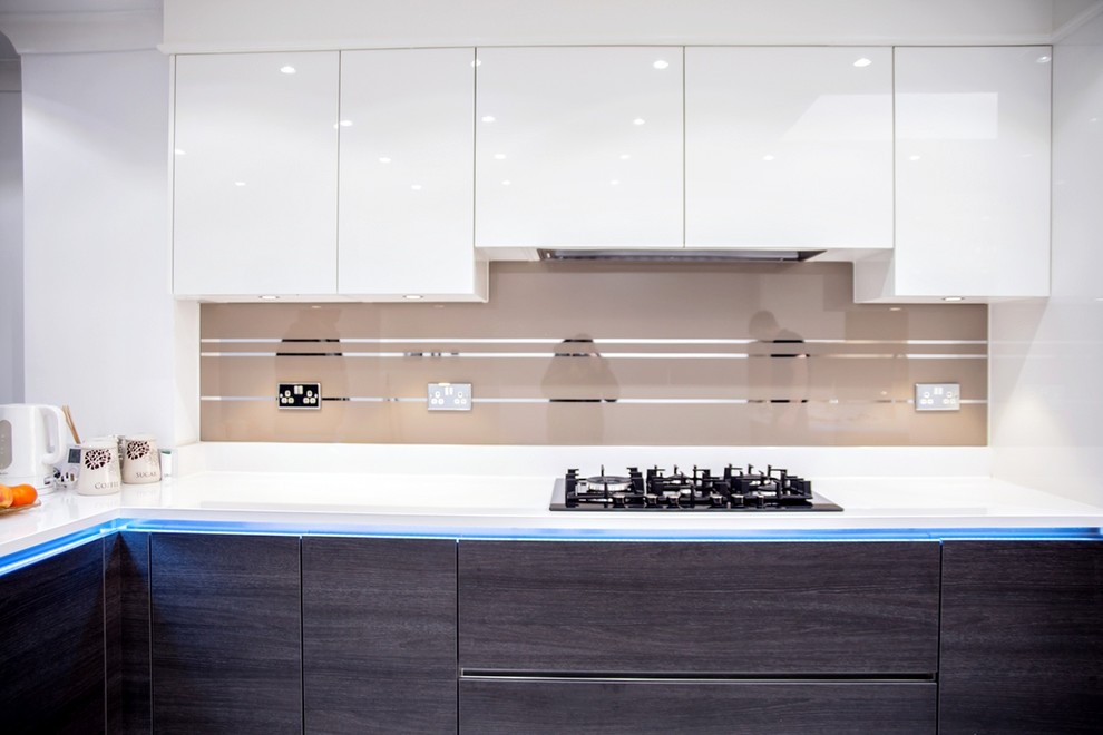 Moderne Küche mit Küchenrückwand in Beige und Glasrückwand in Hertfordshire