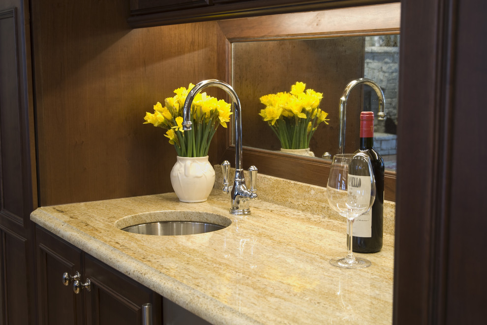 Kitchen - traditional kitchen idea in Chicago