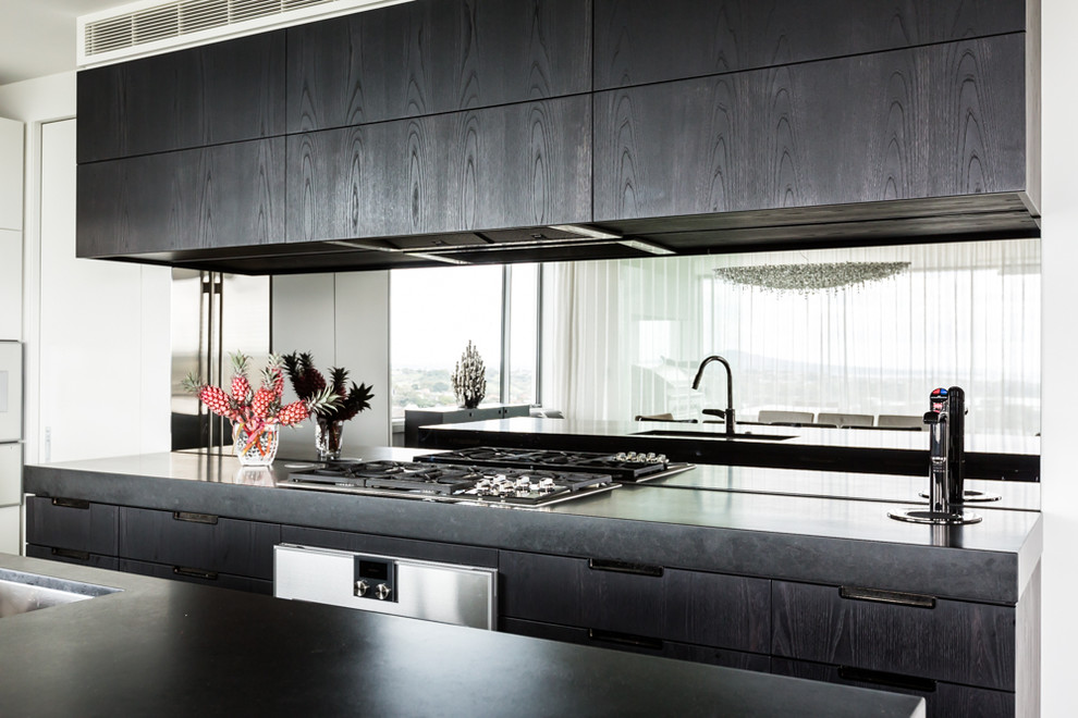 Moderne Küche mit Rückwand aus Spiegelfliesen in Auckland