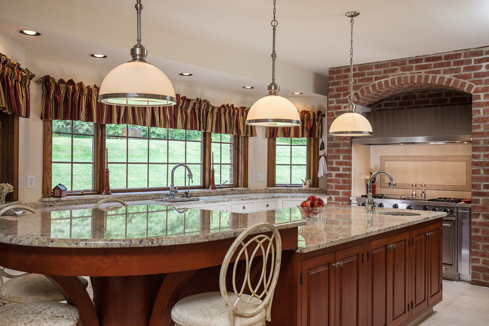 Geschlossene Klassische Küche in U-Form mit dunklen Holzschränken, Granit-Arbeitsplatte, Küchengeräten aus Edelstahl und Kücheninsel in Philadelphia
