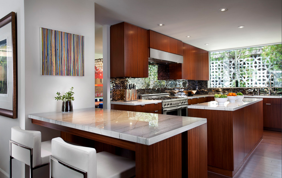 Exempel på ett stort modernt kök, med släta luckor, stänkskydd med metallisk yta, rostfria vitvaror, en undermonterad diskho, skåp i mellenmörkt trä, marmorbänkskiva, stänkskydd i metallkakel, mellanmörkt trägolv och flera köksöar