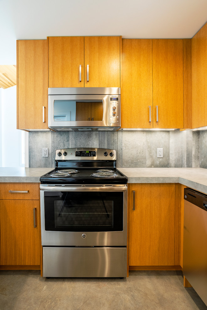 Exempel på ett litet modernt grå grått kök, med en dubbel diskho, släta luckor, skåp i ljust trä, laminatbänkskiva, grått stänkskydd, stänkskydd i cementkakel, rostfria vitvaror, betonggolv, en halv köksö och grått golv