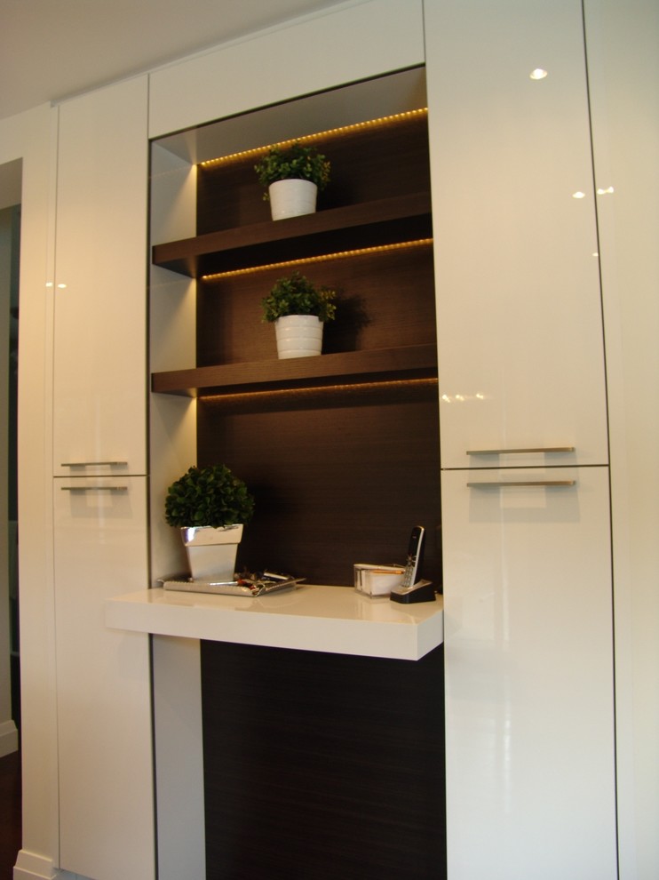 Bild på ett mellanstort funkis kök, med en undermonterad diskho, släta luckor, vita skåp, bänkskiva i kvarts, vitt stänkskydd, stänkskydd i stenkakel, rostfria vitvaror, mellanmörkt trägolv och en köksö