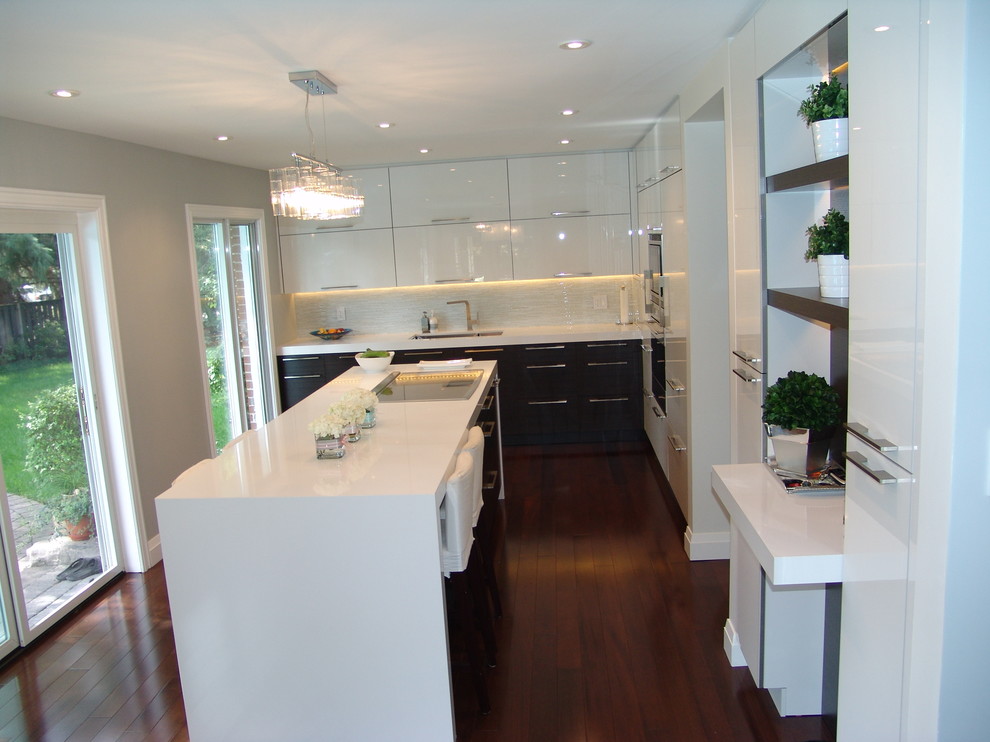 Mid-sized trendy l-shaped medium tone wood floor eat-in kitchen photo in Toronto with an undermount sink, flat-panel cabinets, white cabinets, quartz countertops, white backsplash, stone tile backsplash, stainless steel appliances and an island