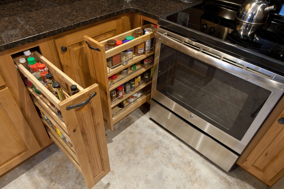 Idéer för ett litet klassiskt u-kök, med en undermonterad diskho, luckor med upphöjd panel, skåp i ljust trä, granitbänkskiva och rostfria vitvaror