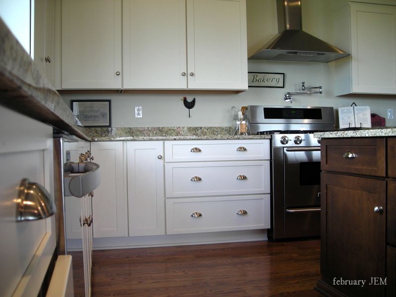 Country Wohnküche in L-Form mit Schrankfronten im Shaker-Stil, weißen Schränken, Granit-Arbeitsplatte, Küchenrückwand in Beige und Küchengeräten aus Edelstahl in Dallas