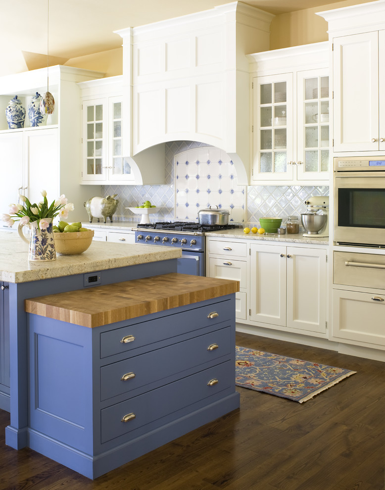 Inspiration pour une cuisine traditionnelle avec un placard avec porte à panneau encastré, un électroménager de couleur et des portes de placard bleues.