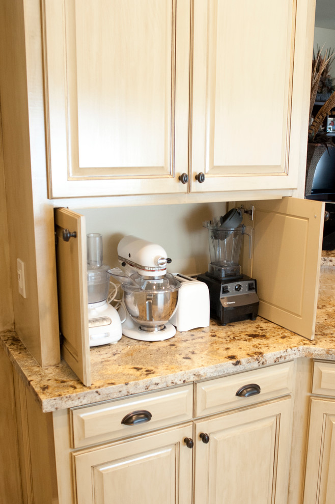 Bild på ett mellanstort vintage kök med öppen planlösning, med en rustik diskho, luckor med upphöjd panel, beige skåp, granitbänkskiva, beige stänkskydd, stänkskydd i stenkakel, integrerade vitvaror, travertin golv och en köksö