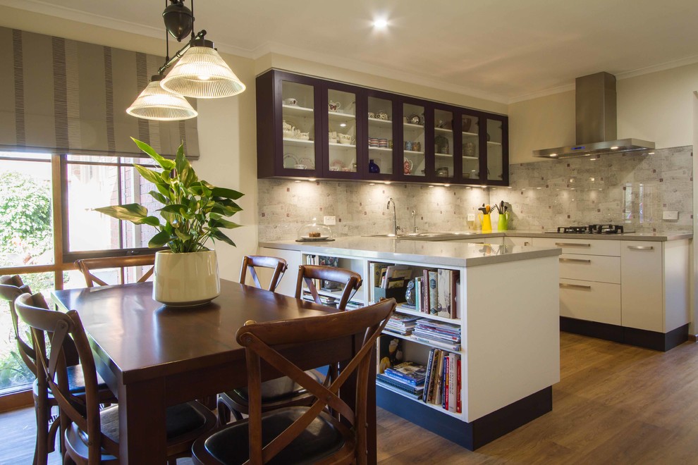 Mittelgroße Moderne Wohnküche in U-Form mit flächenbündigen Schrankfronten, weißen Schränken, Quarzwerkstein-Arbeitsplatte, Küchengeräten aus Edelstahl und Halbinsel in Melbourne