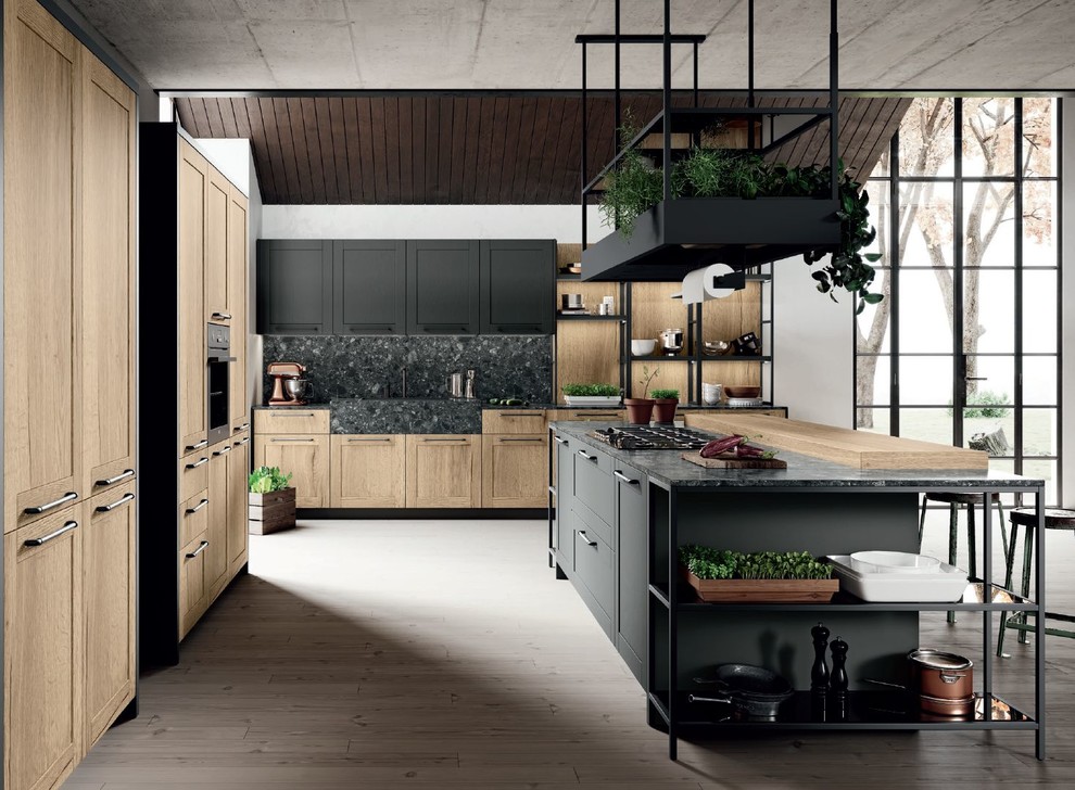 Idéer för stora vintage linjära svart kök med öppen planlösning, med en integrerad diskho, skåp i shakerstil, bruna skåp, bänkskiva i kvarts, brunt stänkskydd, stänkskydd i trä, svarta vitvaror, mellanmörkt trägolv, en köksö och brunt golv